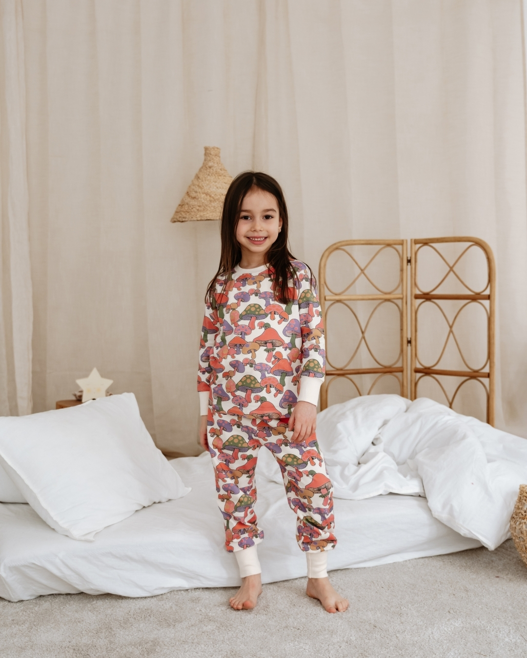 komplet pidzama za decu sa printom raznobojnih pecuraka