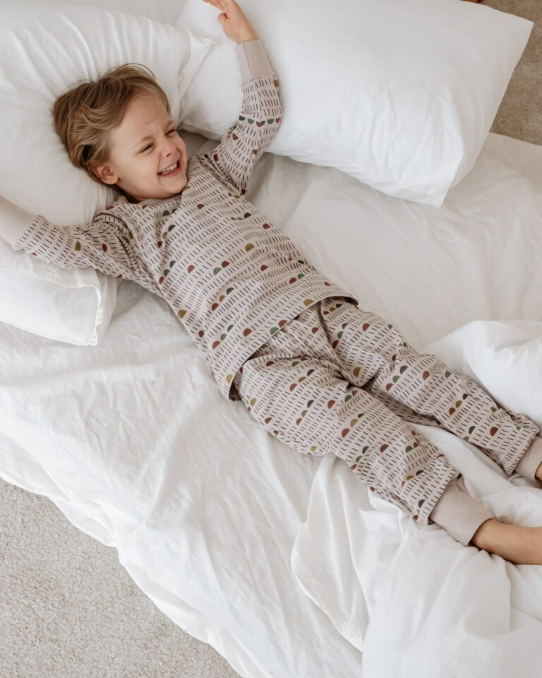 komplet pidzama za decu u sivoj boji sa printom razlicitih oblika