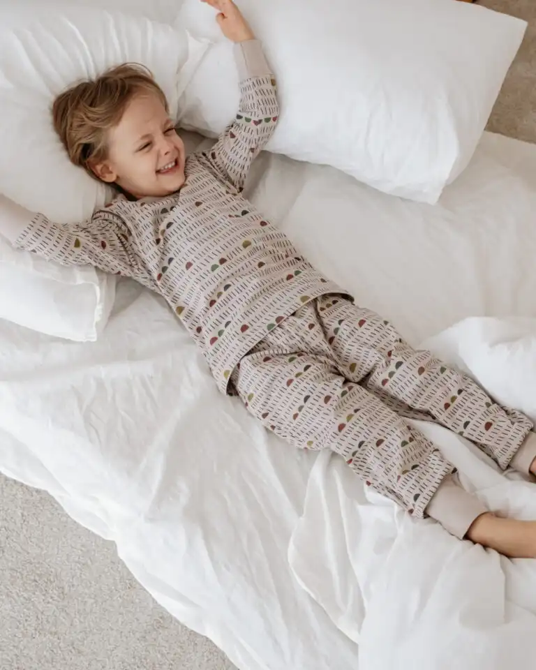 komplet pidzama za decu u sivoj boji sa printom razlicitih oblika