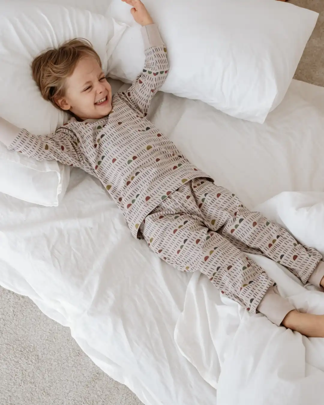 komplet pidzama za decu u sivoj boji sa printom razlicitih oblika