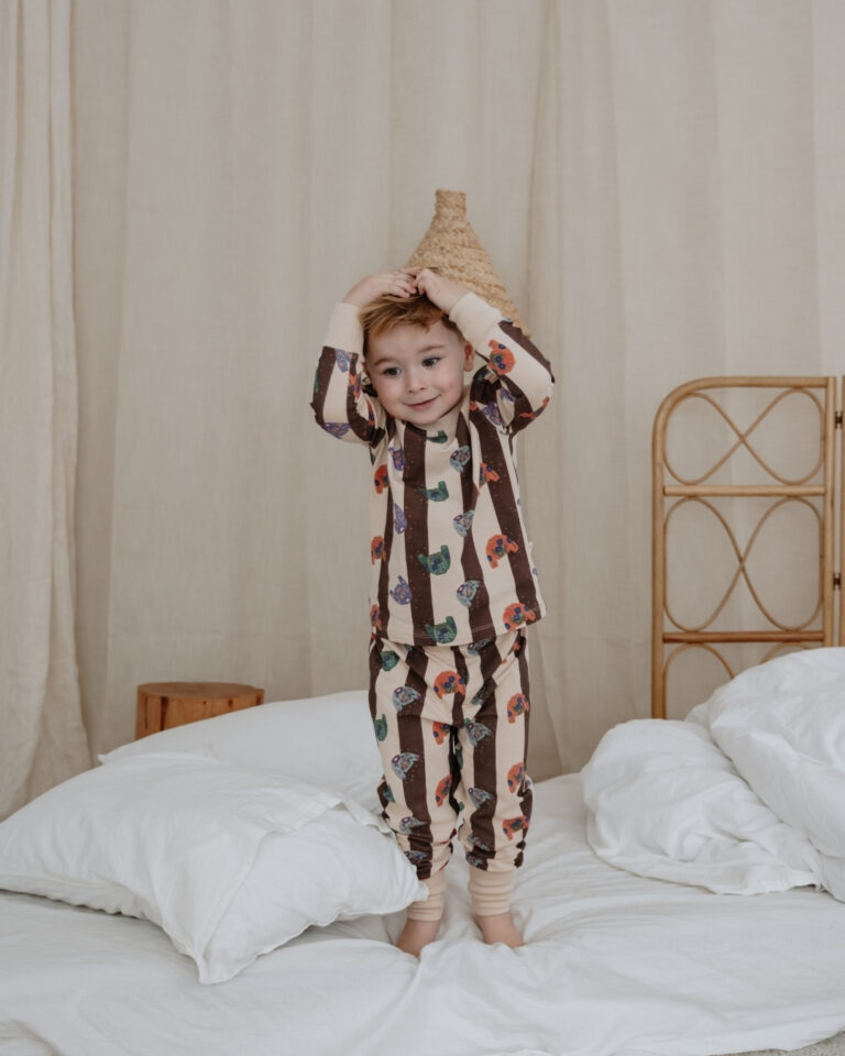 komplet pidzama u kombinaciji krem i braon pruga sa printom dzempercica u raznolikim bojama