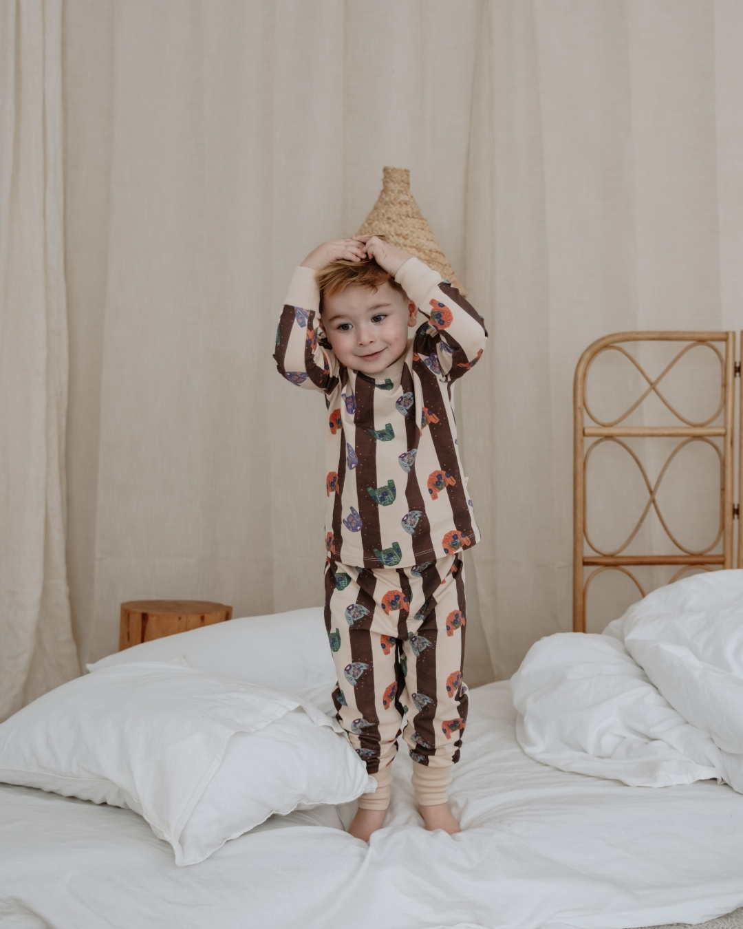 komplet pidzama u kombinaciji krem i braon pruga sa printom dzempercica u raznolikim bojama