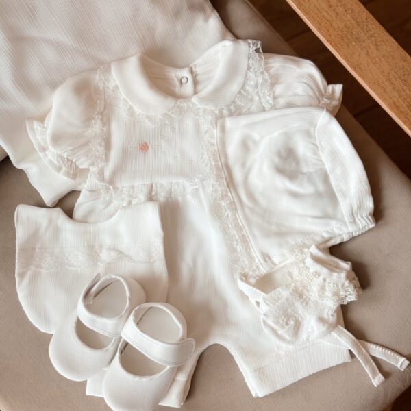 set za iznosenje bebe u beloj boji od pet delova