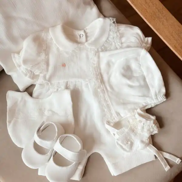 set za iznosenje bebe u beloj boji od pet delova