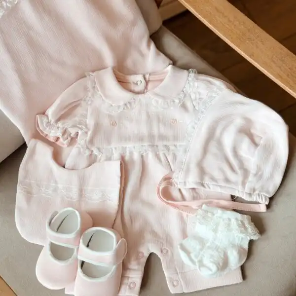 set za iznosenje bebe u roze boji od pet delova