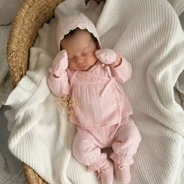 beba u setu za izlazak o muslina