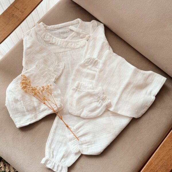 set za iznosenje bebe u beloj boji od pet delova