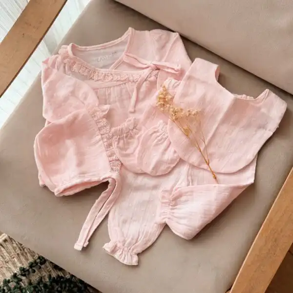 set za iznosenje bebe u roze boji od pet delova