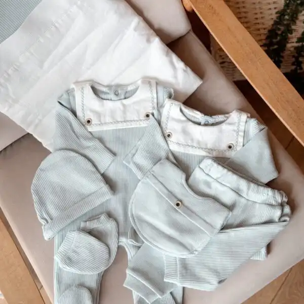 set za iznosenje bebe u mint boji od sedam delova