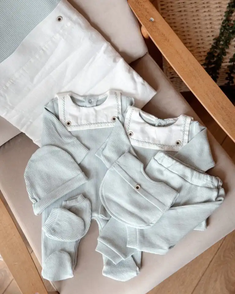 set za iznosenje bebe u mint boji od sedam delova