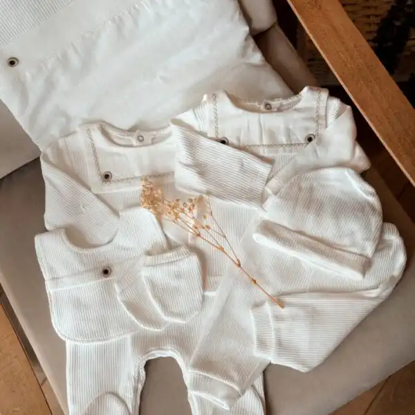 set za iznosenje bebe u krem boji od sedam delova