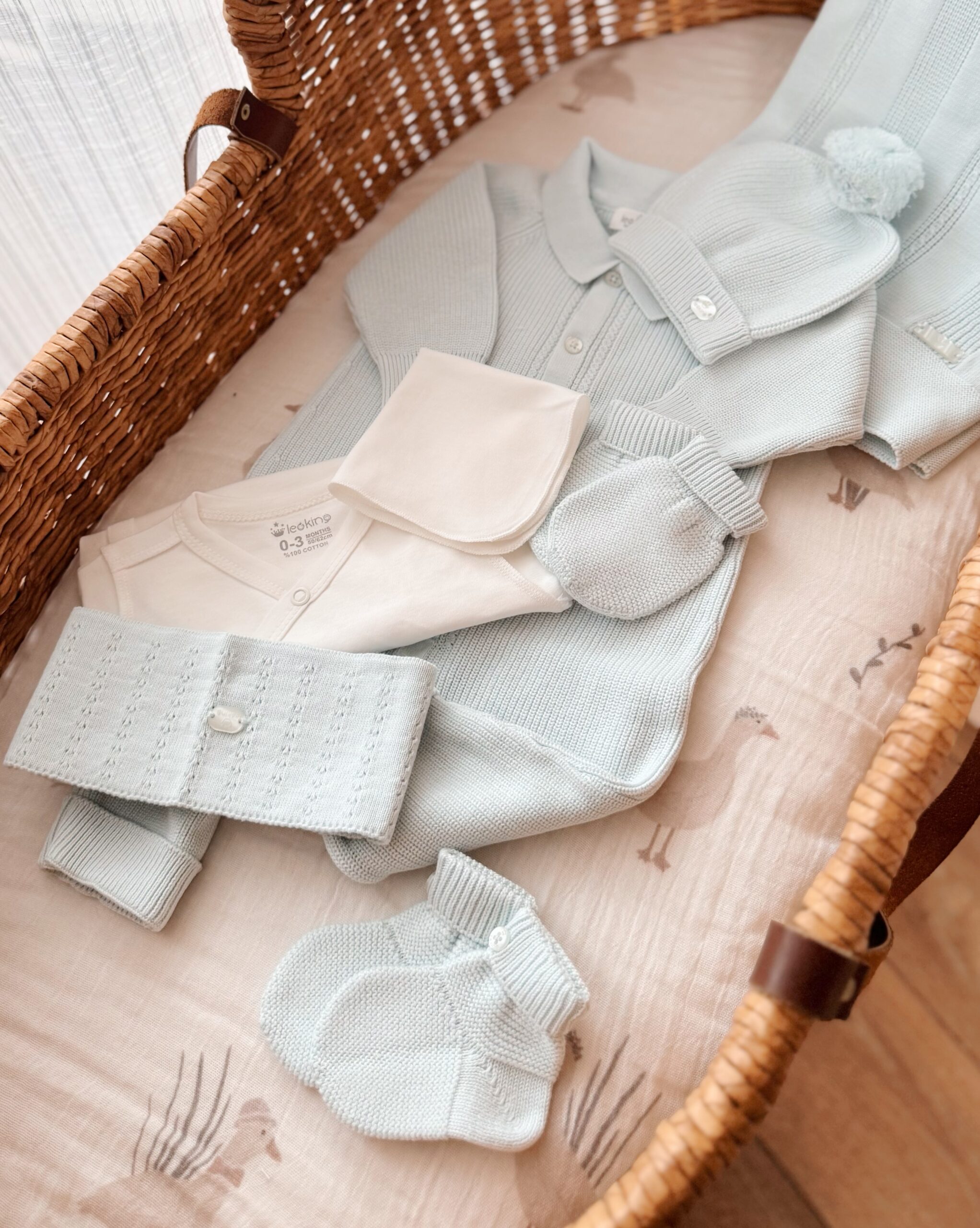 set za iznosenje bebe iz porodilista u plavoj boji od osam delova