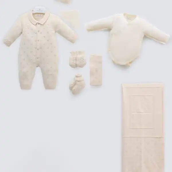 set za iznosenje bebe iz porodilista u bez boji od osam delova