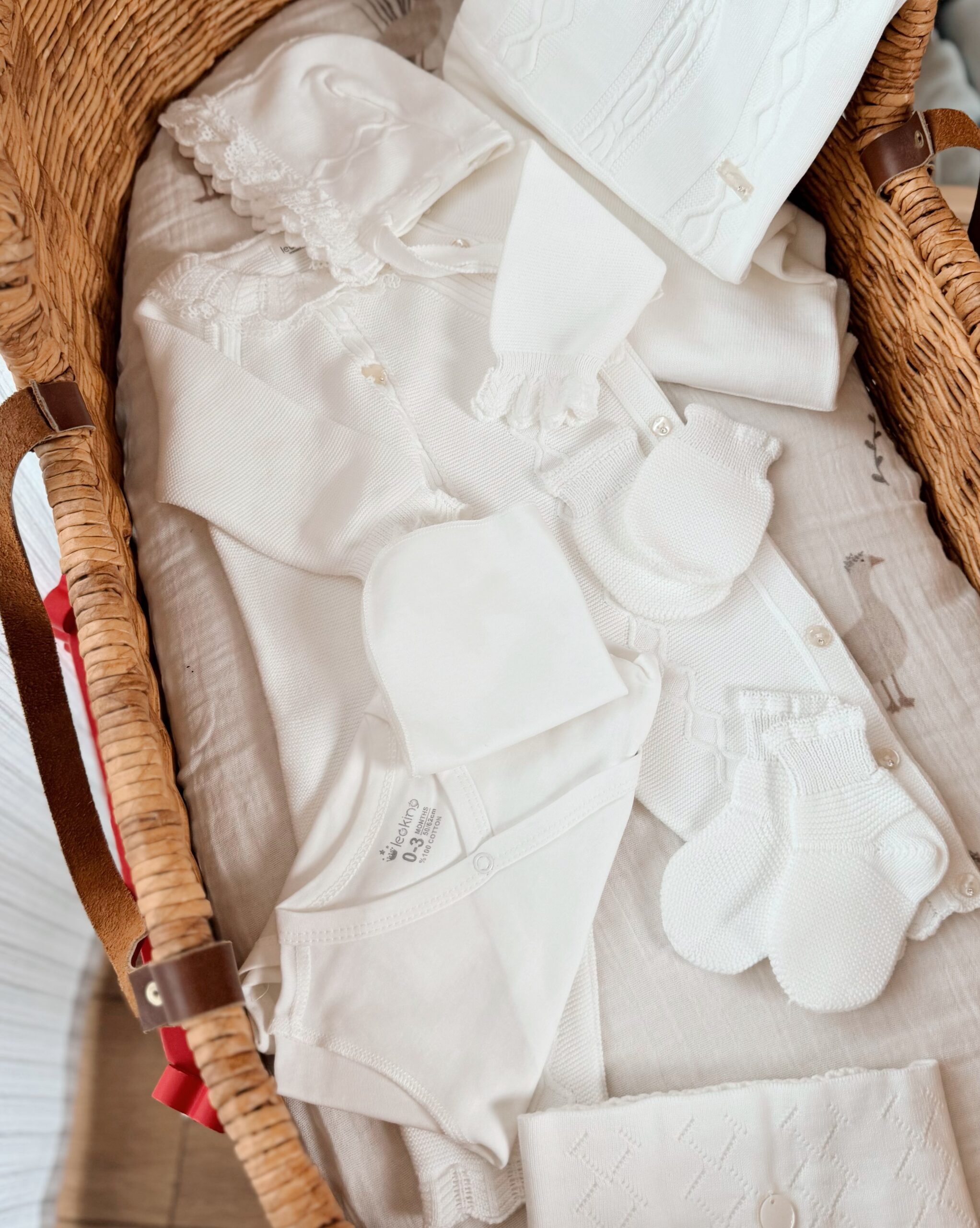 set za iznosenje bebe iz porodilista u krem boji od osam delova