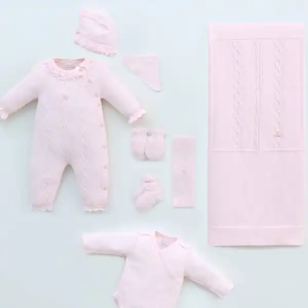 set za iznosenje bebe iz porodilista u pink boji od osam delova