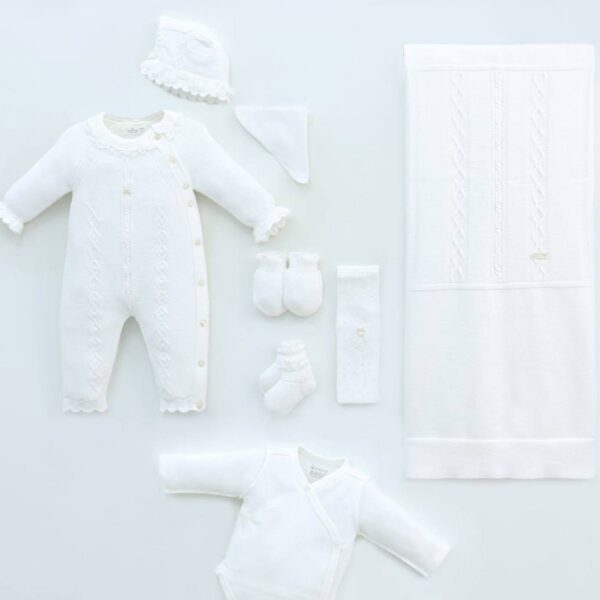 set za iznosenje bebe iz porodilista u krem boji od osam delova