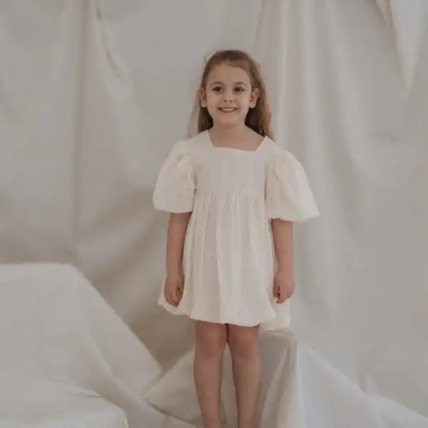 haljinica u beloj boji sa vezom na ledjima i balon kratim rukavima