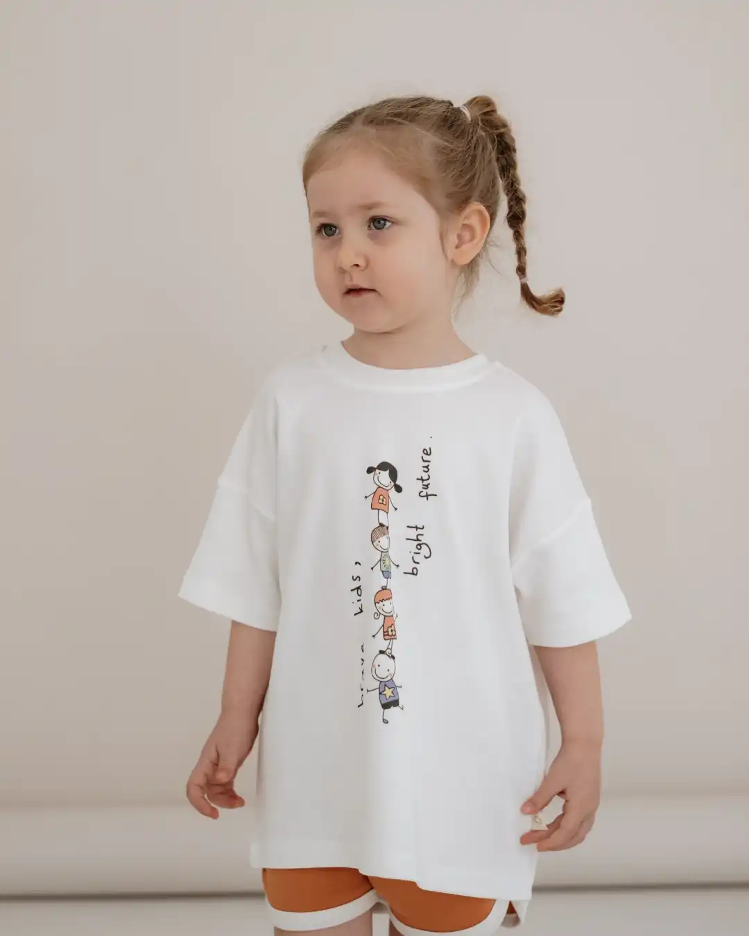 majica bele boje sa printom 4 dece i natpisom brave kids, bright future