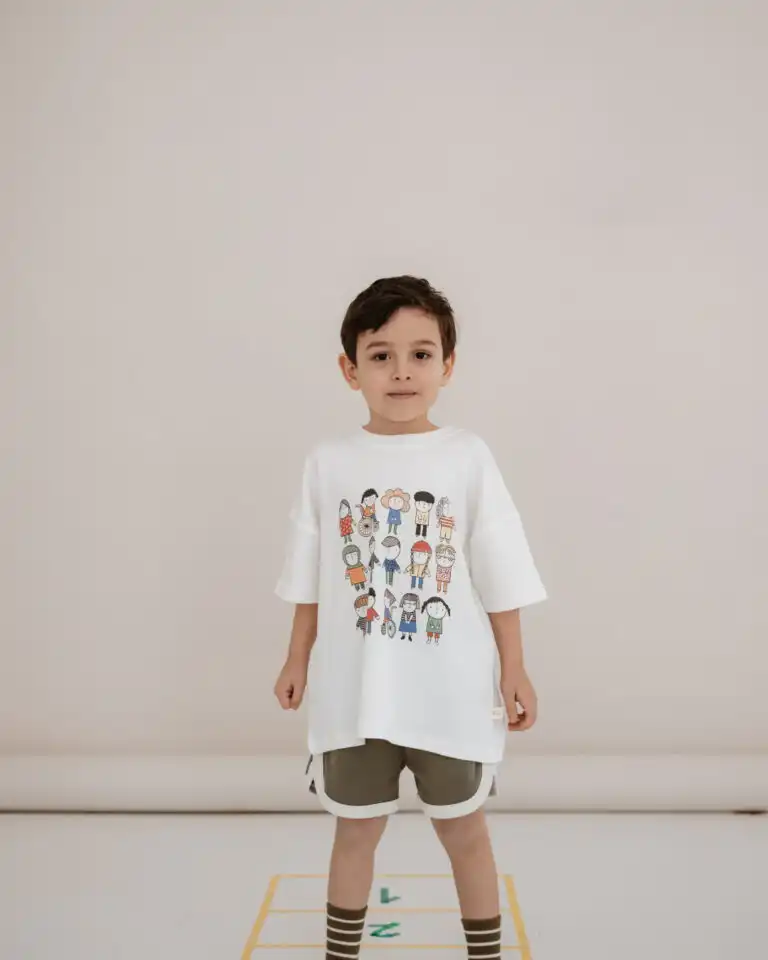 bela majica sa ilustracijom 15 razlicite dece