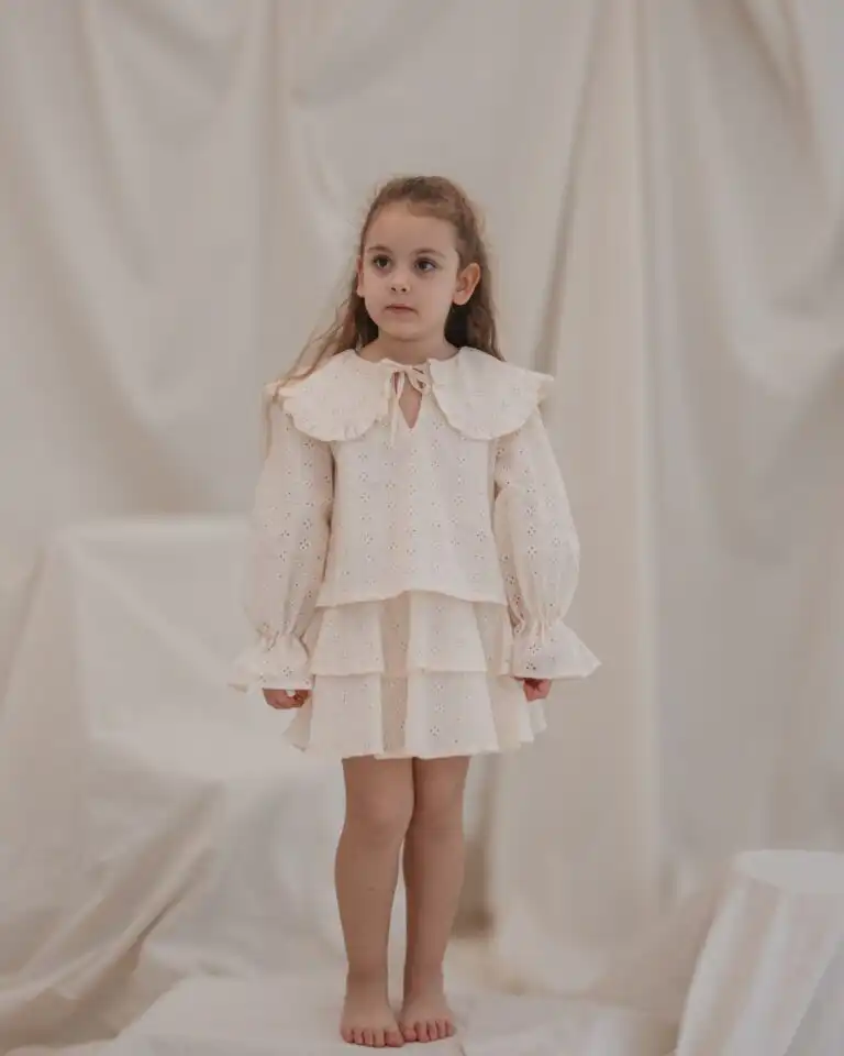 komplet suknja i bluza sa kragnom koja se veze u krem boji