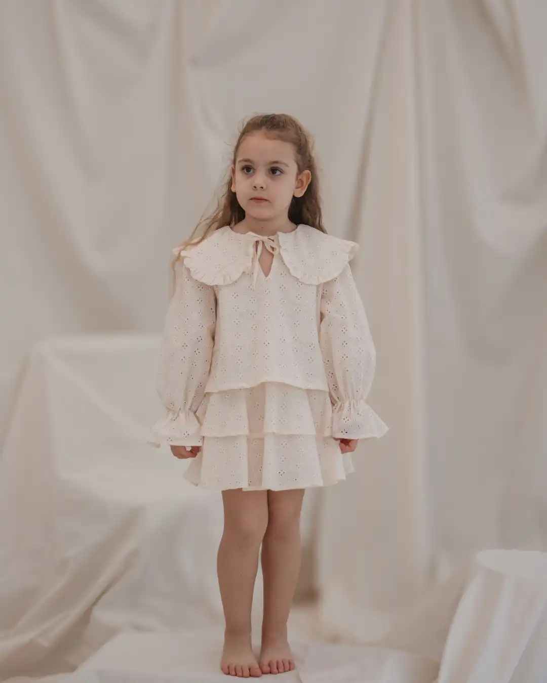 komplet suknja i bluza sa kragnom koja se veze u krem boji