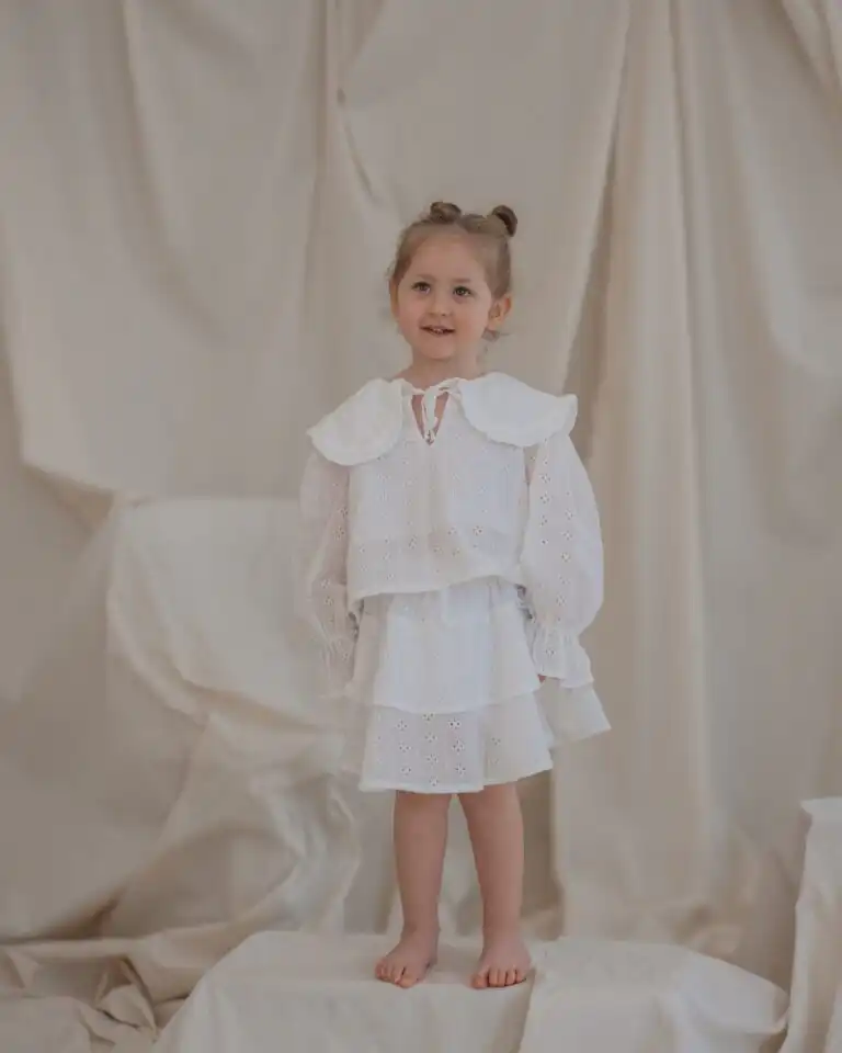 komplet suknja i bluza sa kragnom koja se veze u beloj boji