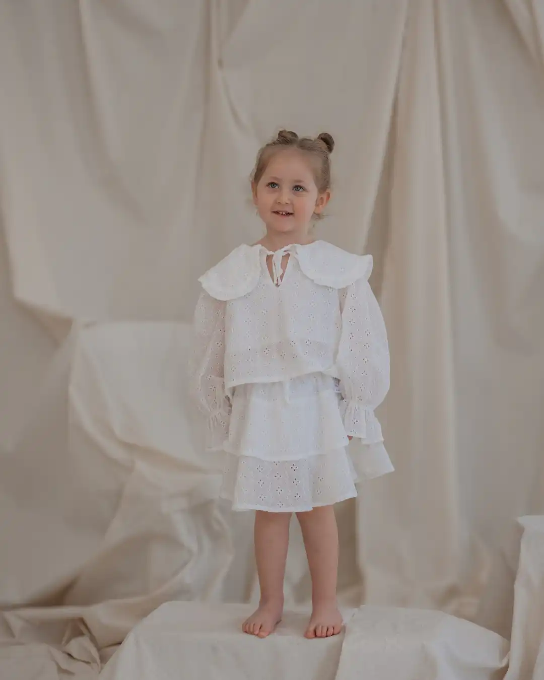 komplet suknja i bluza sa kragnom koja se veze u beloj boji