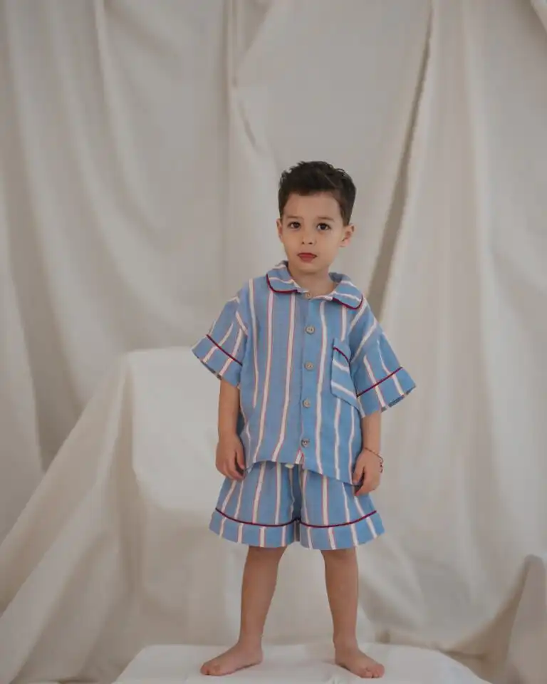 komplet sorts i kosulja sa kragnom i dugmicima u plavoj boji i belo crvenim prugama