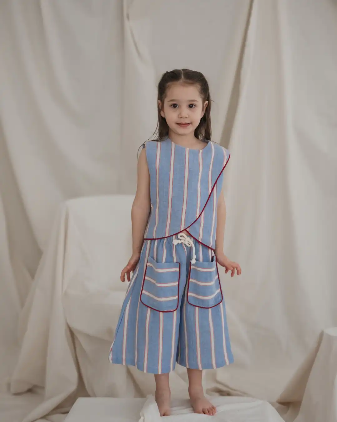 komplet za devojvice u plavoj boji i belim prugama okruzenim crvenim linijama
