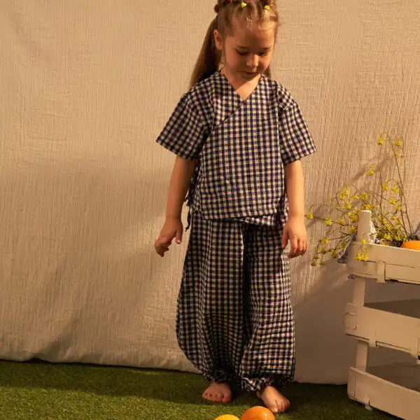 komplet majica na preklom i siroke balloon pantalone karirane u teget i beloj boji