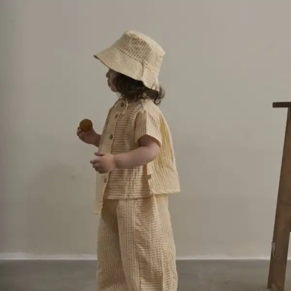trodelni karirani komplet majica pantalone i kapa u kombinaciji zute i bele boje