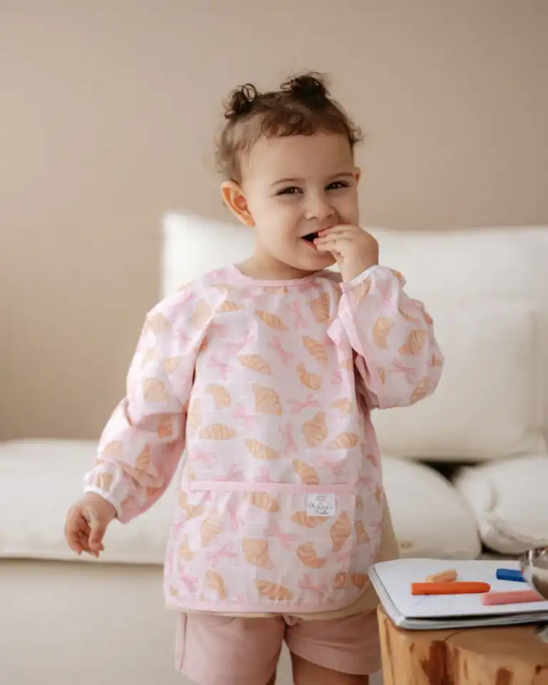 portikla sa rukavima i dzepom na dnu u roze boji sa motivima kroasana