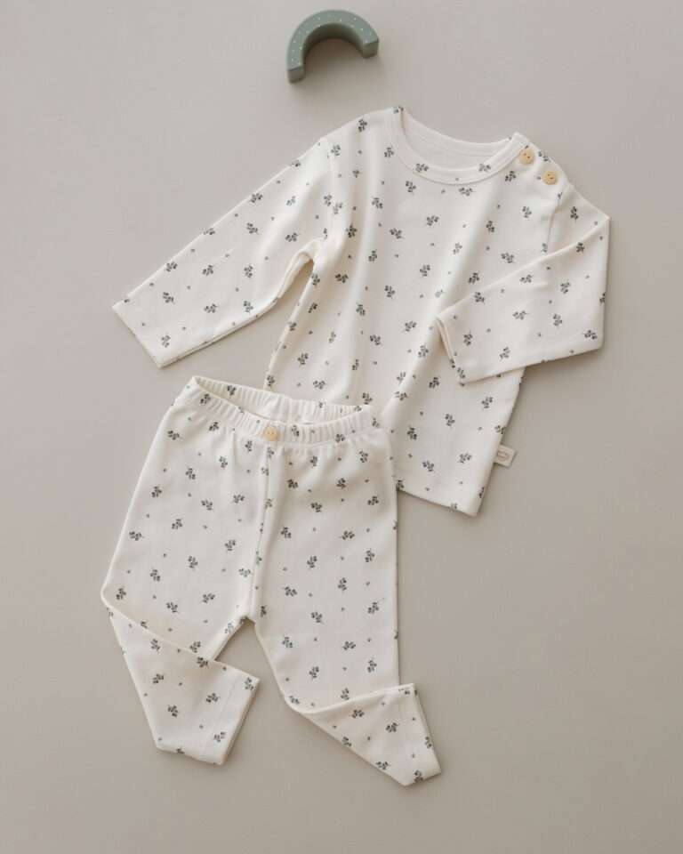majica dugih rukava i pantalone u krem boji sa motivima borovnice