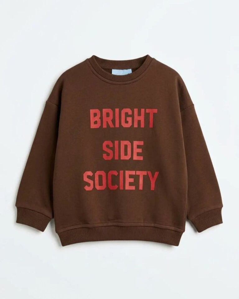 duks u braon boji sa natpisom bright side society crvenim printom
