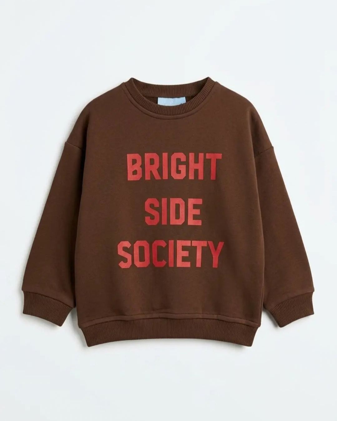 duks u braon boji sa natpisom bright side society crvenim printom
