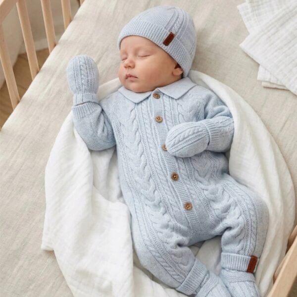 set za iznosenje bebe iz bolnice u plavoj boji od 9 delova, zeka na zakopčavanje, pamučna zeka, pamučna kapa i krpica, kapa, rukavice, čarapice, ćebe i traka za ćebe