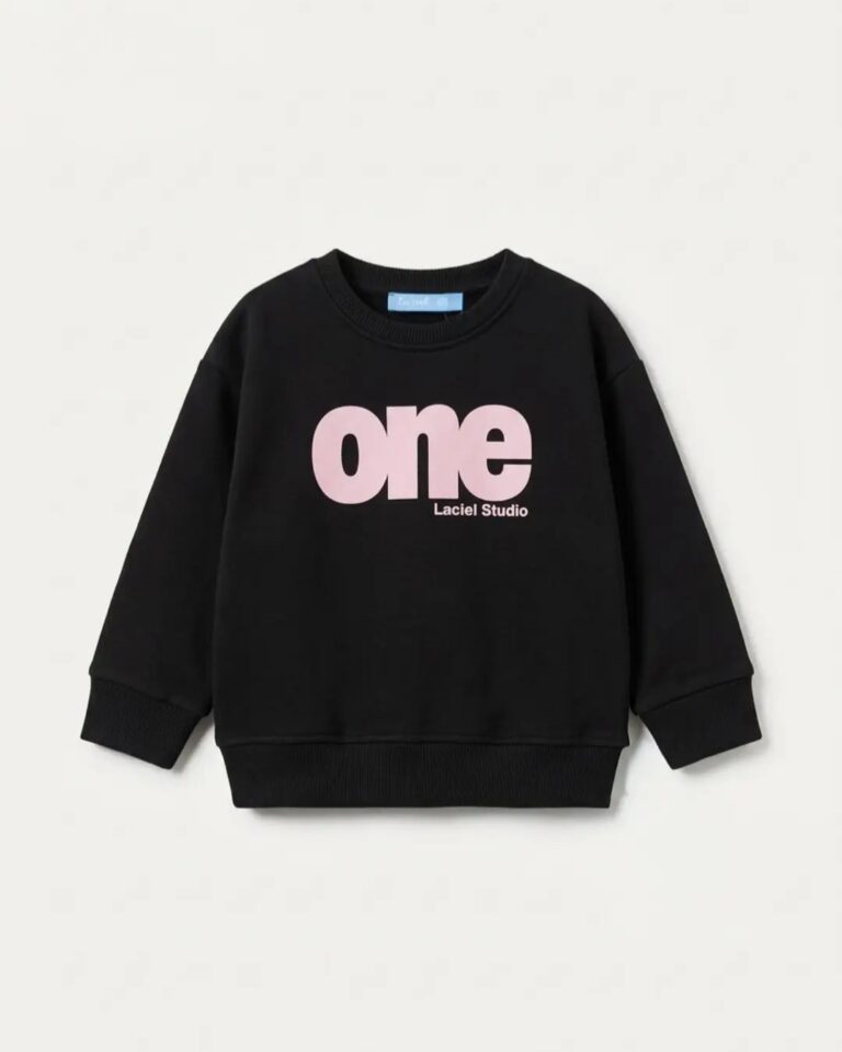crni duk sa natpisom one studio u pink boji