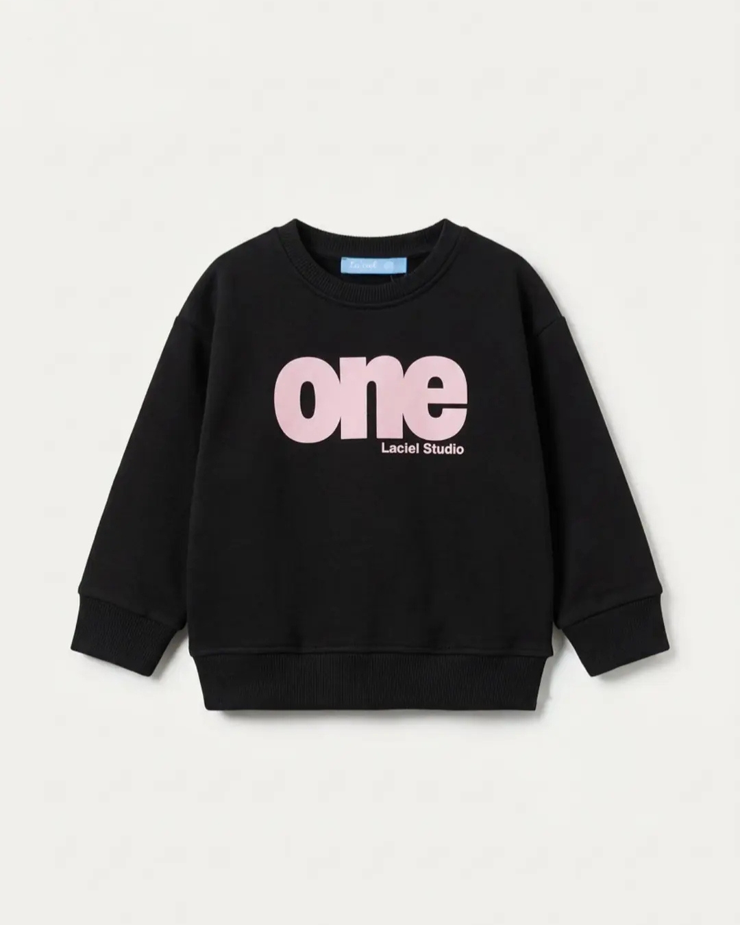 crni duk sa natpisom one studio u pink boji